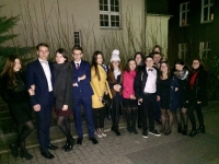 O teatrze, celebrytce i…mruganiu.